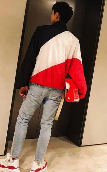 白敬亭晒鞋想被夸,粉丝一波操作有点皮,这不是亲粉丝吧!