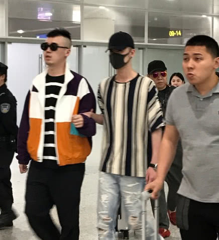 偶遇张云雷等车,助理黑脸怼粉丝,小辩儿一个举