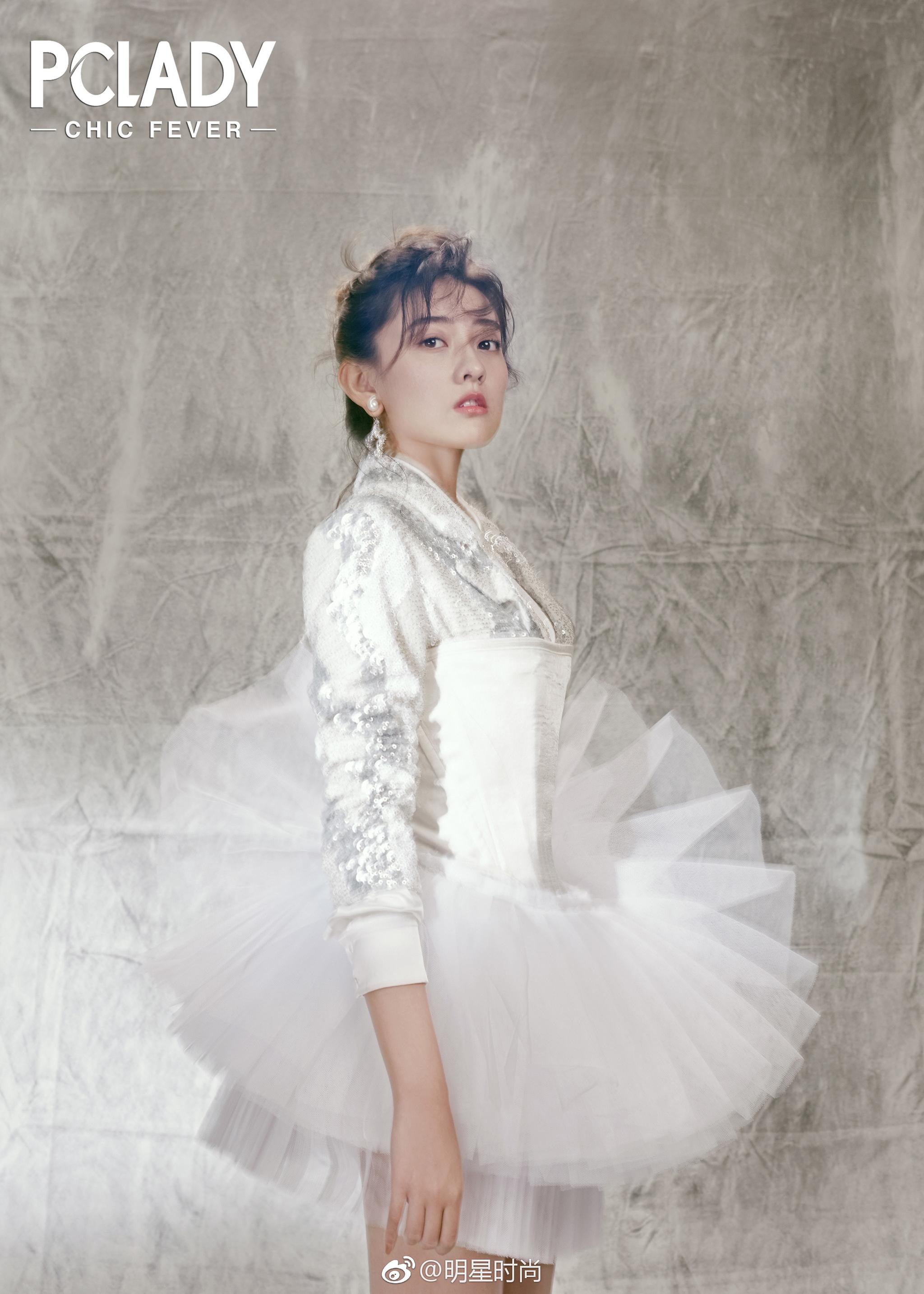 演员@梁洁little 最近曝光了一组梦幻时尚美图,气质干净,眼神清澈