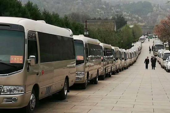 百万丰田考斯特11座排成一条龙 柯斯达领导指定专用车