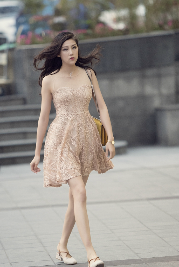 成都街拍,第四位美女也太性感,如果我有这样的女朋友就好