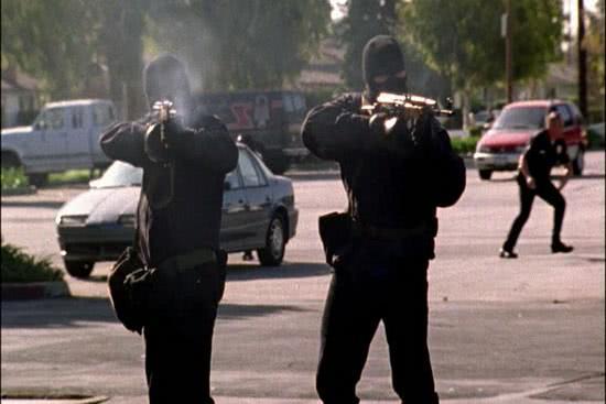 美国悍匪持ak-47大容量弹夹扫射,350名警察难以压制