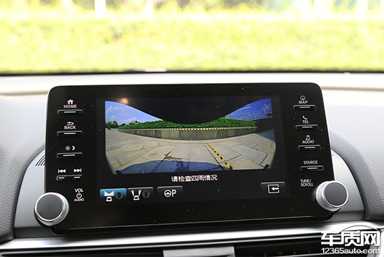 8英寸悬浮式中控大屏设计得很有新意,它采用了触摸和物理按键相结合的