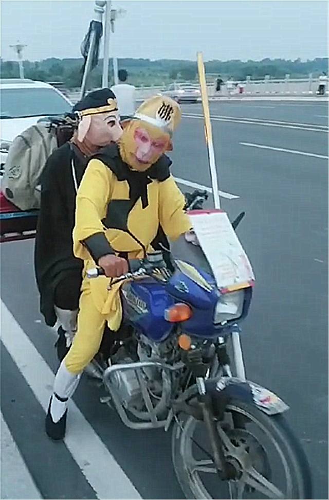 偶遇一辆铃木摩托车本不会惊讶但一看车主却是齐天大圣