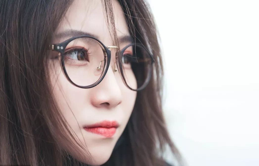 心理测试你喜欢哪个眼镜美女测恋爱后你的性格变了多少