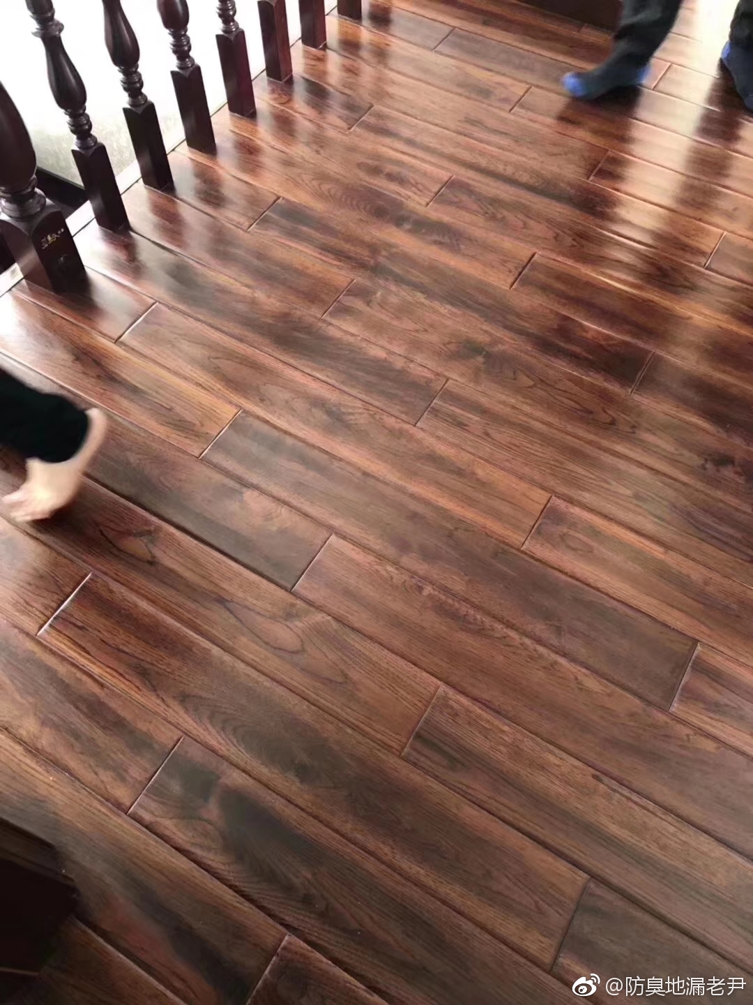 美国山核桃木地板,这颜色有点重,估计老人喜欢
