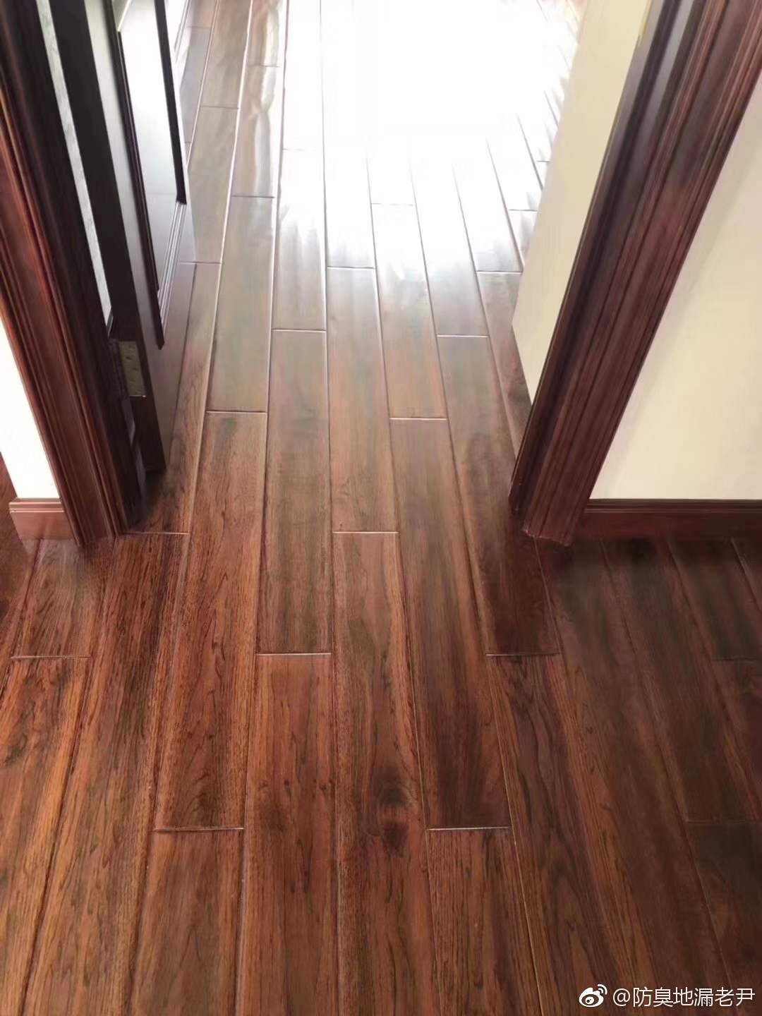 美国山核桃木地板,这颜色有点重,估计老人喜欢