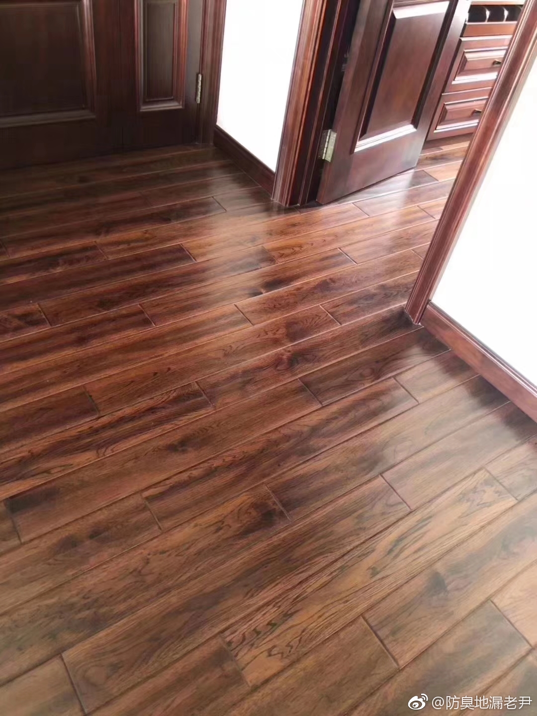 美国山核桃木地板,这颜色有点重,估计老人喜欢