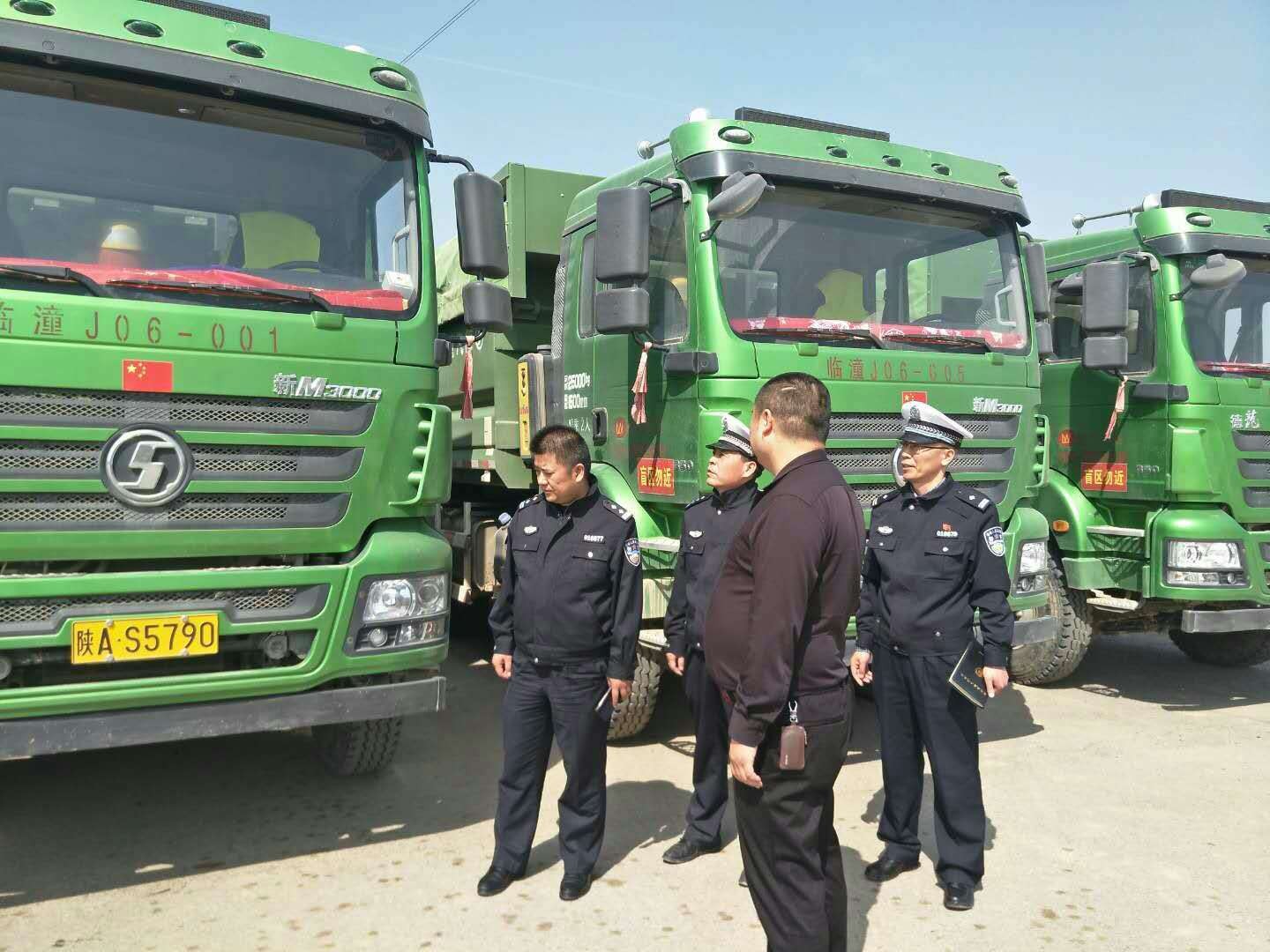 臨潼交警強化渣土清運車安全運行管理推進治汙減霾