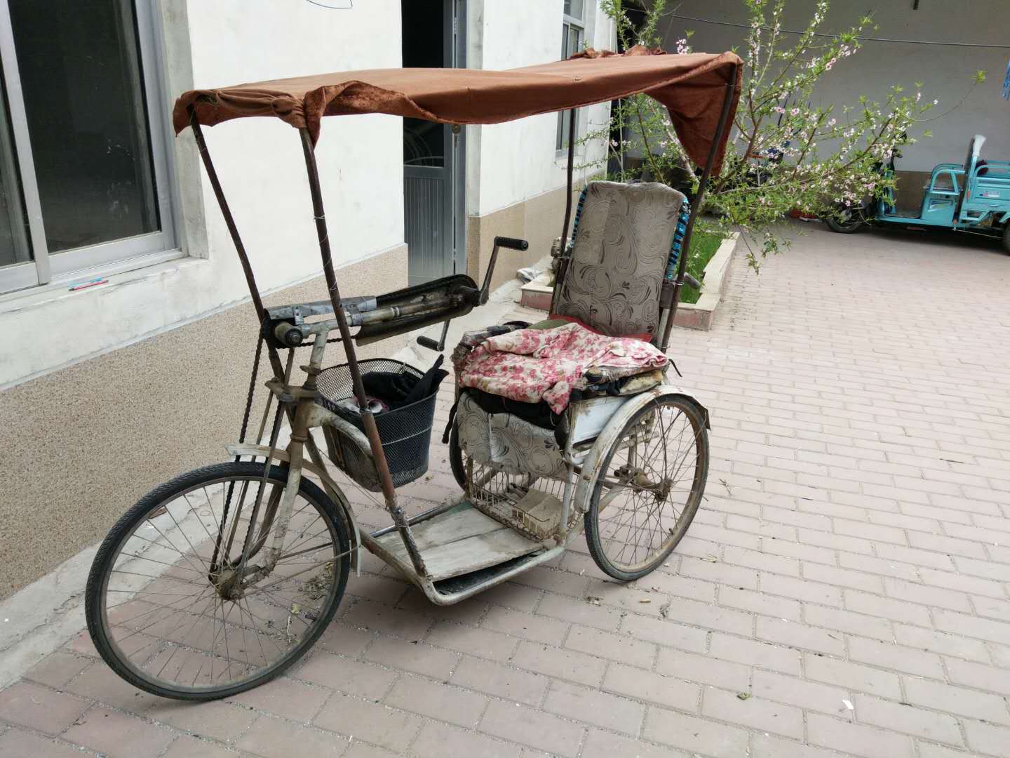 这是老人的手摇单车,很简易,但对他来说就是宝贝,是他的腿和脚.