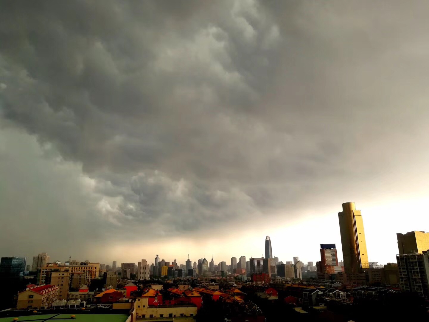 瞬间天黑!泉城白昼如夜!大雨滂沱!