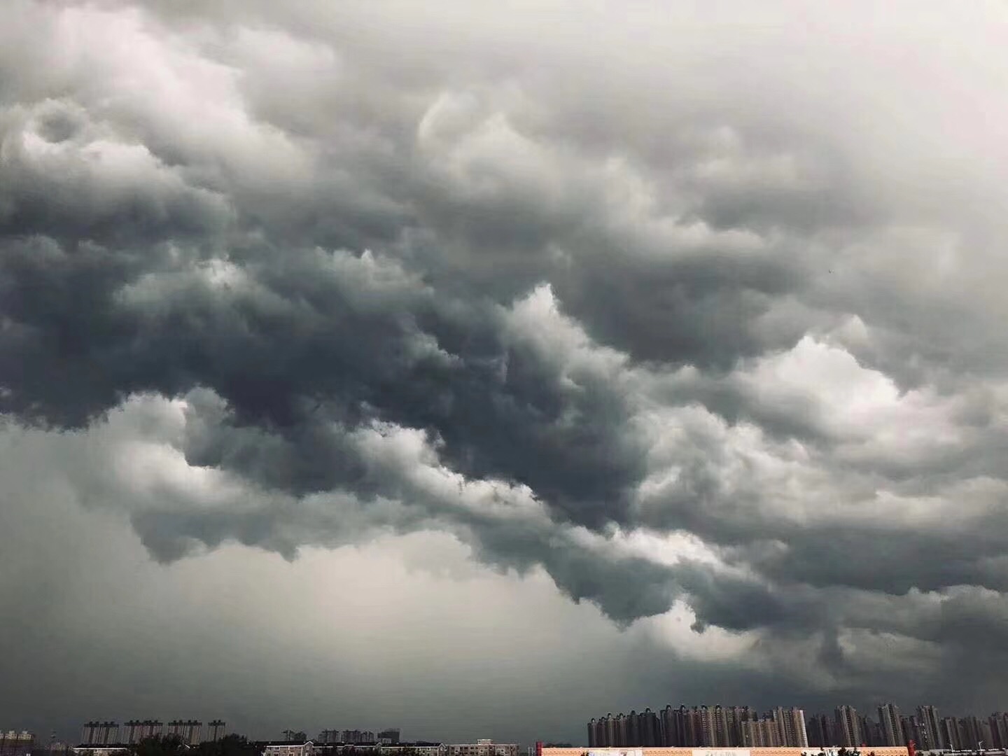 泉城白昼如夜!大雨滂沱!