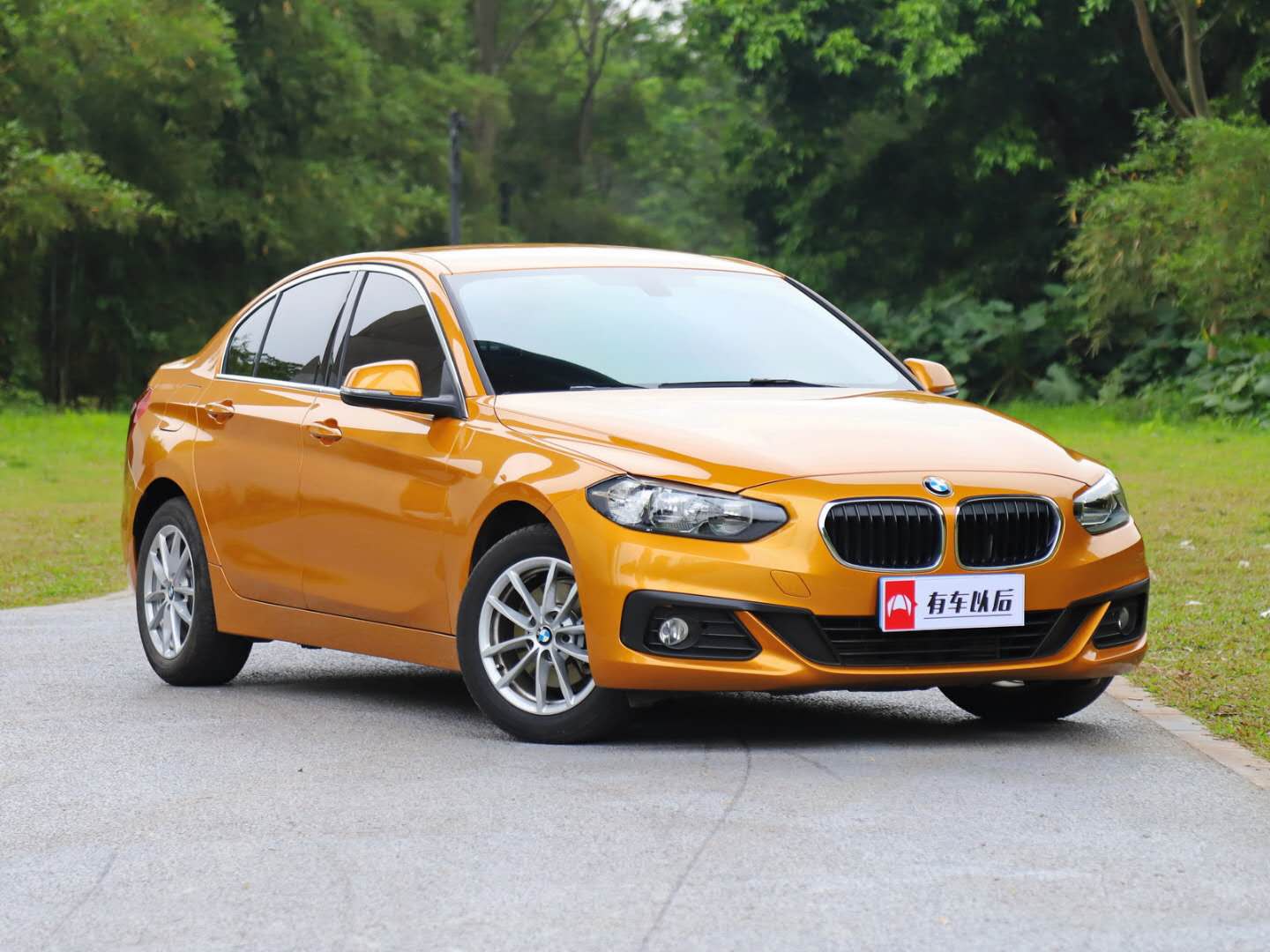 注:1系三厢配图为2018款 118i 时尚型