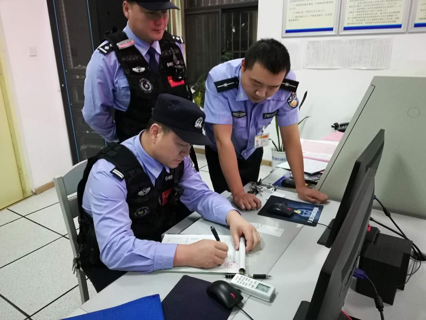 扫黑除恶 | 昨晚,十堰街头惊现大批警察