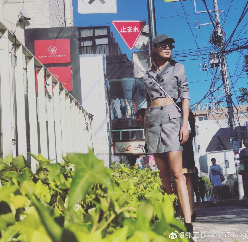 张蓝心身穿红色皮衣搭配黑色长裙英俊帅气网友比男神还要帅