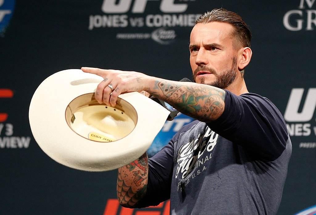 这位ufc选手有多强? 不但拿过金腰带, 两米高的壮汉都是他小弟