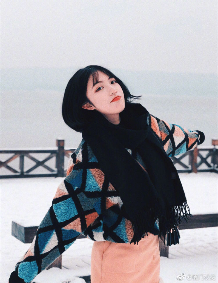 她叫方彬涵,就读于泉州师范学院,业余歌手._新浪看点