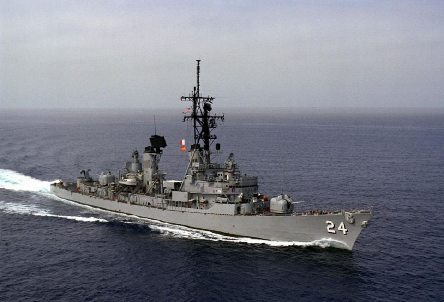 美国查尔斯亚当斯级驱逐舰已退役军舰,那时还没有鱼叉反舰导弹呢