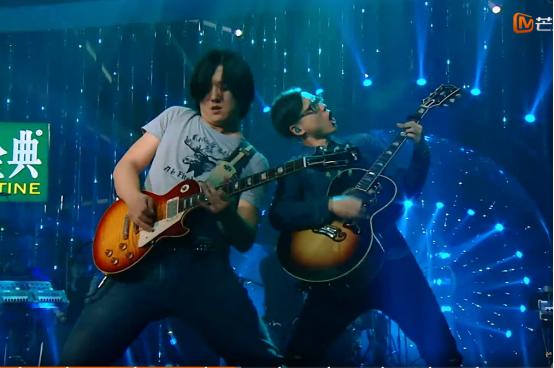 《歌手》汪峰乐队的吉他手戏真多!汪峰还没跪呢,他倒是先跪了!