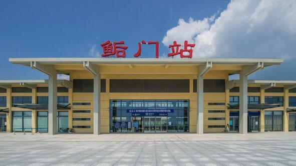 中国唯一一个开通的镇级站,唯一一个有两家麦当劳的城镇