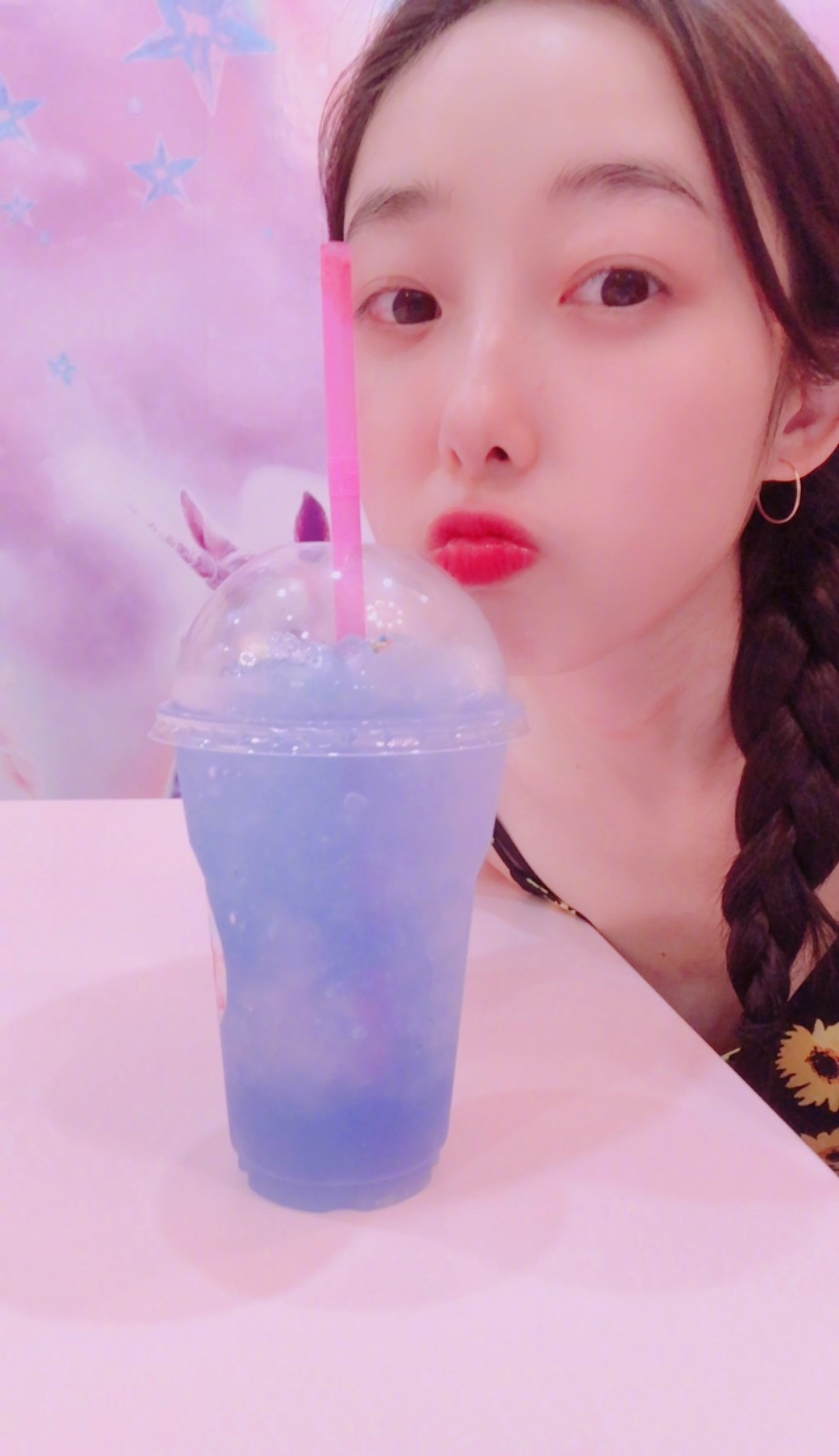 蒋梦婕晒粉嫩自拍 肌肤如雪竟胸怀大志