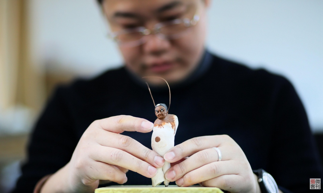 河南教师10年痴迷捏面人 如今作品被大师赞叹