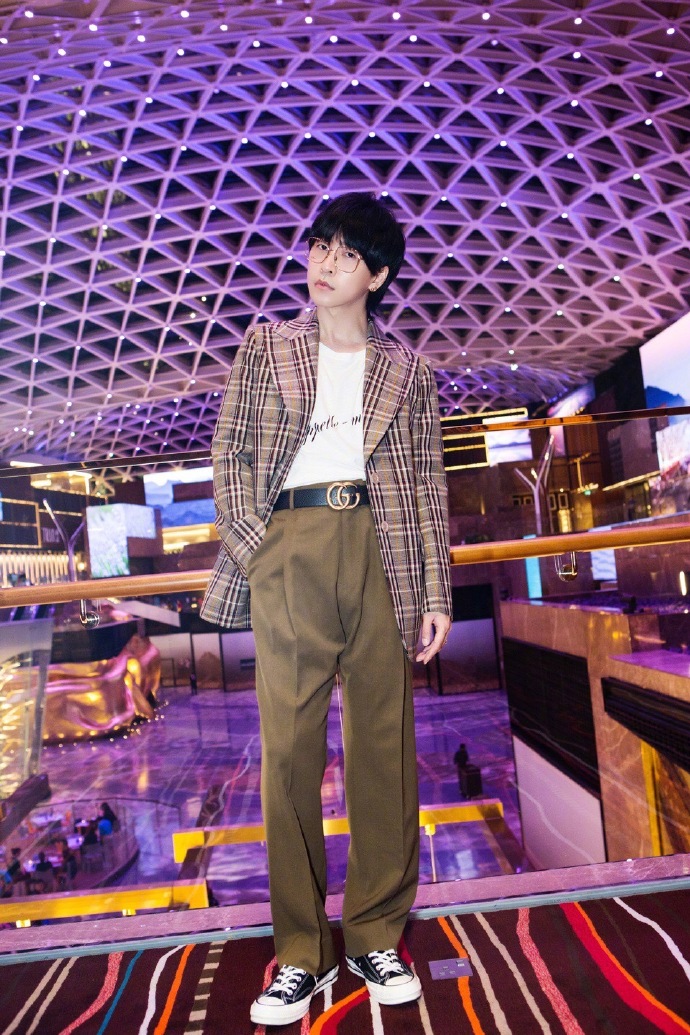 韩火火复古西装扮帅,却不慎穿成1米5,背后看更像是土包子