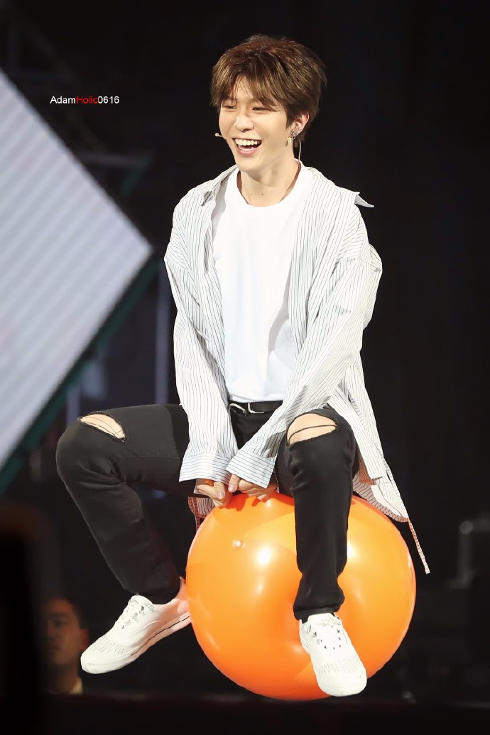 范丞丞坐在瑜伽球上玩游戏,笑得十分开心太可爱了