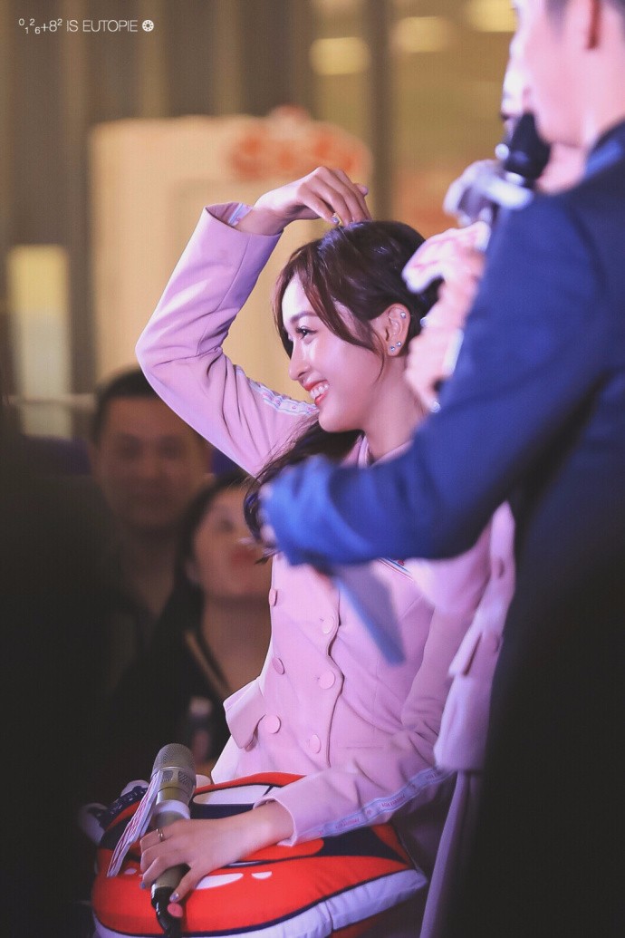 吴宣仪亮相活动笑容甜美挥手打招呼,用一只手比心调皮又可爱