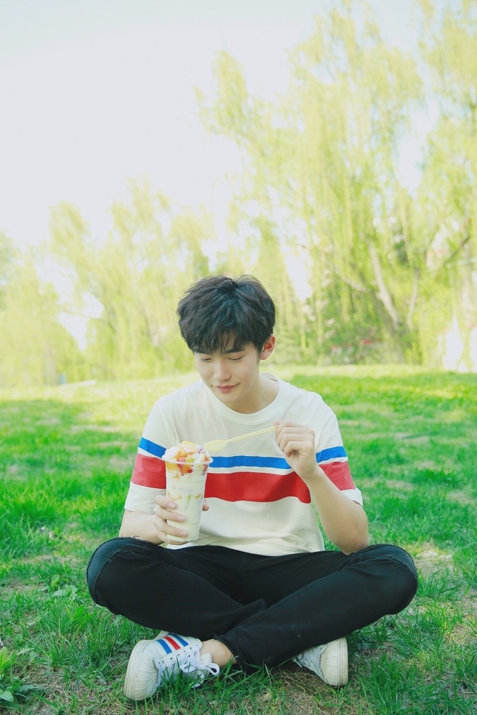 张翊峰十八岁生日写真清爽上线 翩翩少年蓄势待发未来可期