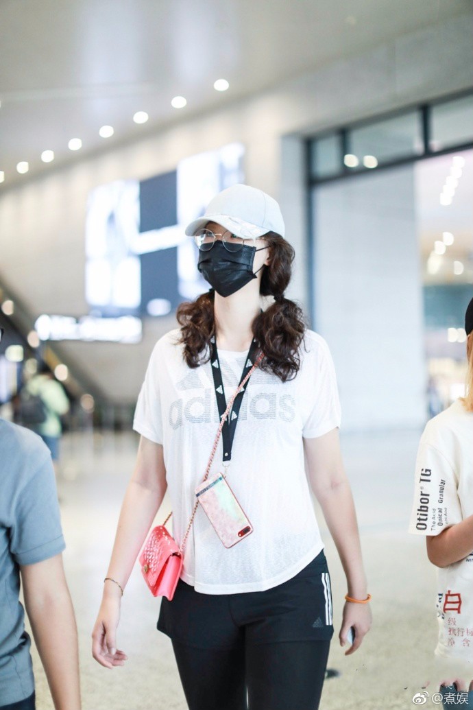 惠若琪戴口罩穿白t恤搭配黑色紧身裤现身机场,扎双马尾辫好可爱