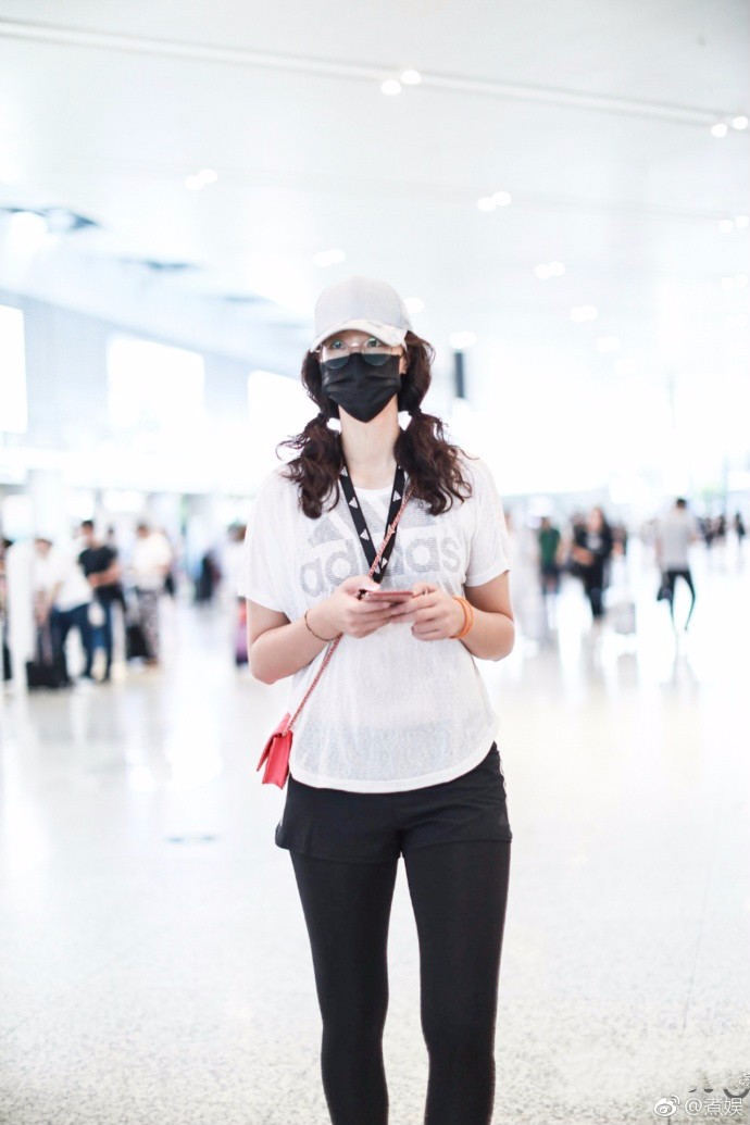 惠若琪戴口罩穿白t恤搭配黑色紧身裤现身机场,扎双马尾辫好可爱