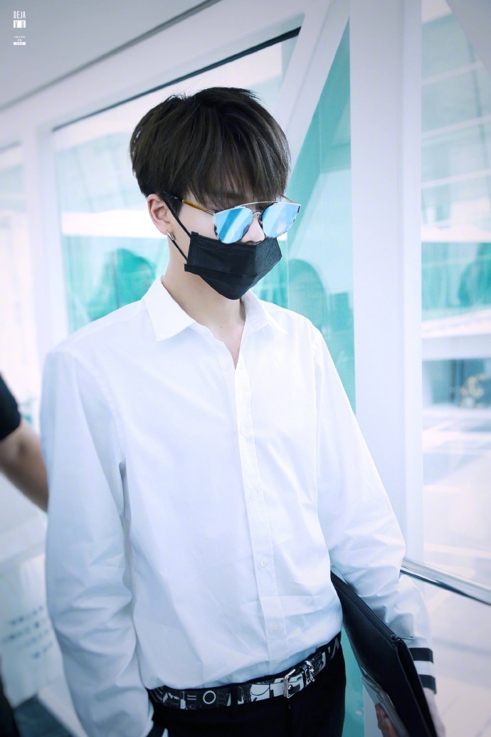 林彦俊武汉机场出发,这身look尽显高贵气质_新浪看点