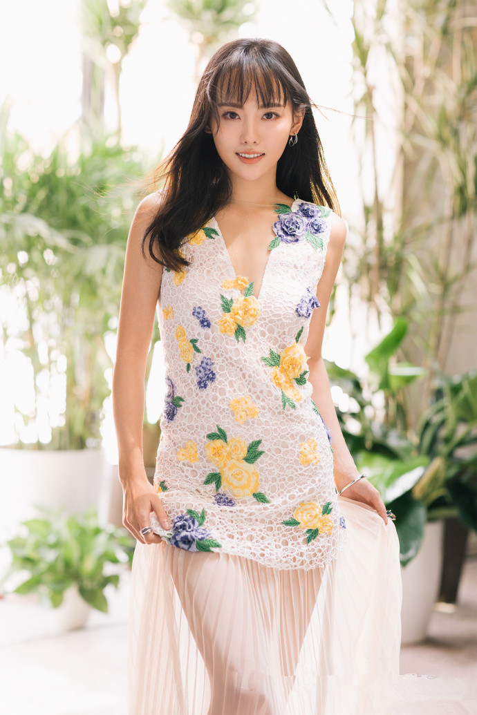 张嘉倪穿吊带背心出街,搭配牛仔裤也不丑,网友:最美琼瑶女郎!