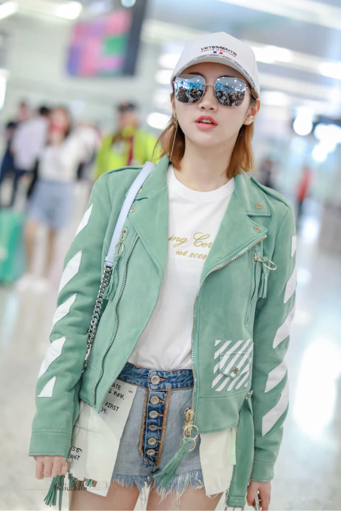 景甜为显腿长,一条牛仔裤穿出"新花样",网友:美坏了张继科!