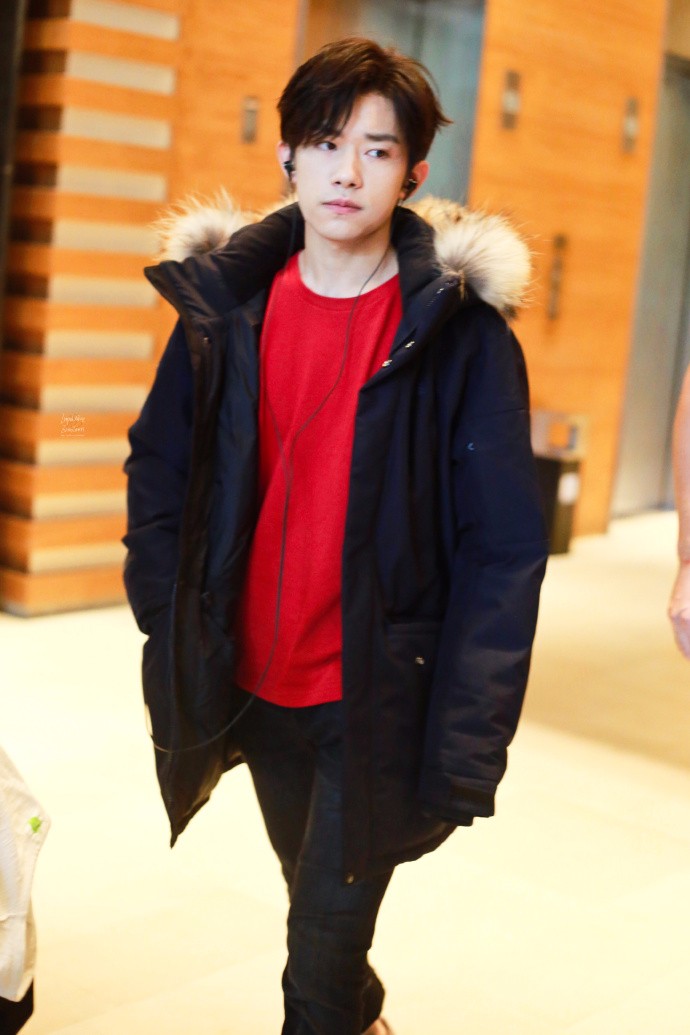 易烊千玺广州工作 羽绒服上身 红色毛衣格外显
