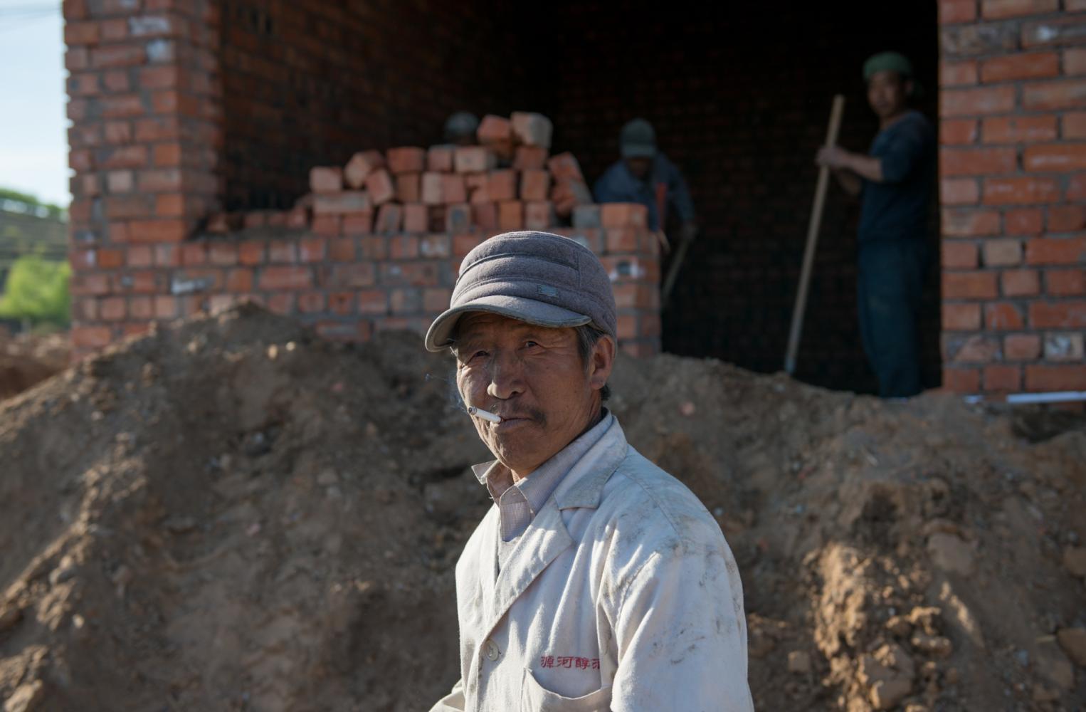 乡村工地上的打工者,六十岁以上的老人是干苦力的主力军