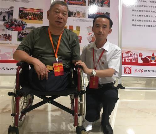 对越战争打响后,年仅17岁的展亚平瞒着家人偷偷参军加入"硬骨头六连"