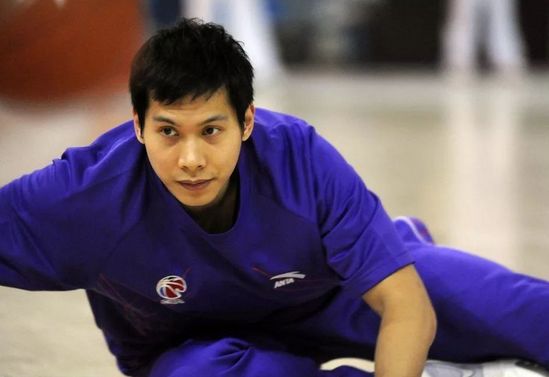 颜行书运气不错复出就被云南红河队选中当时颜行书几乎是队内年纪最大