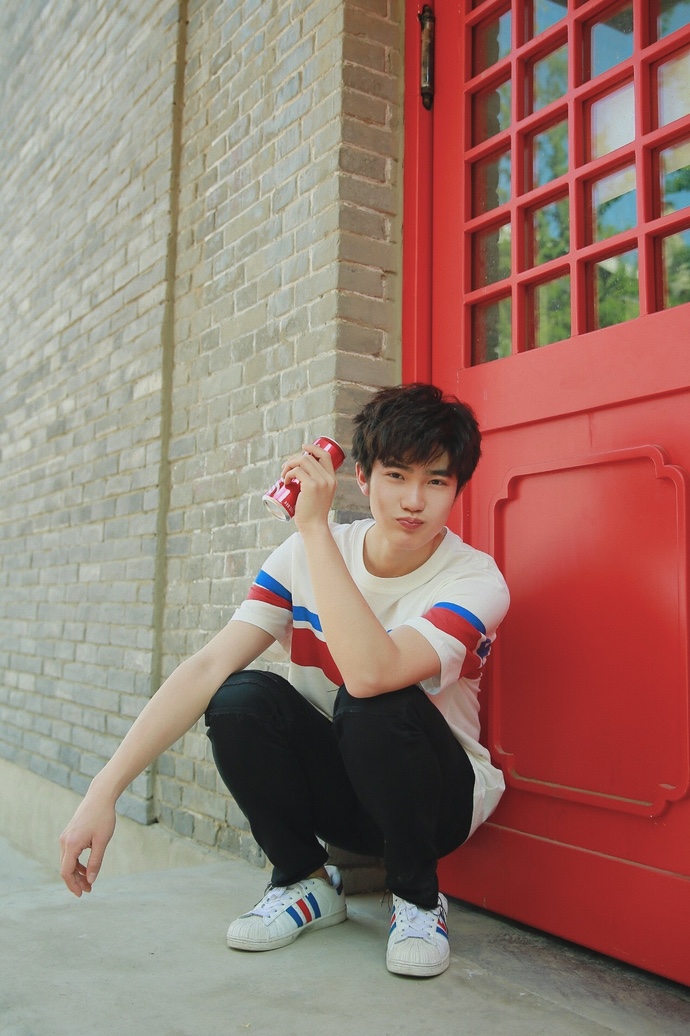 张翊峰十八岁生日写真清爽上线 翩翩少年蓄势待发未来可期