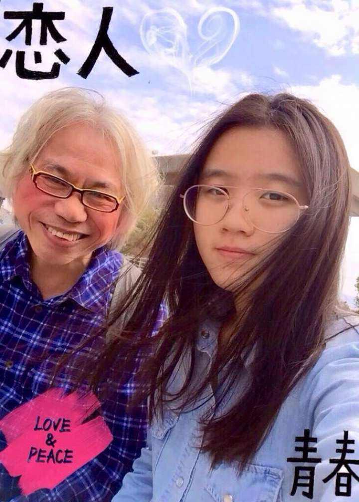 台湾"爷孙恋"最新消息:牵手亮相综艺,男方这一动作被网友diss