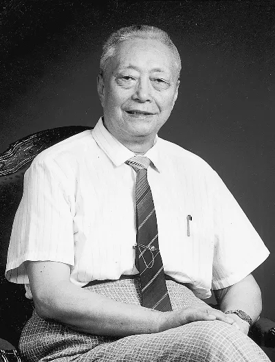 1916年11月13日,江苏省江都县一名男婴呱呱坠地,父母为他取名为吴蔚升