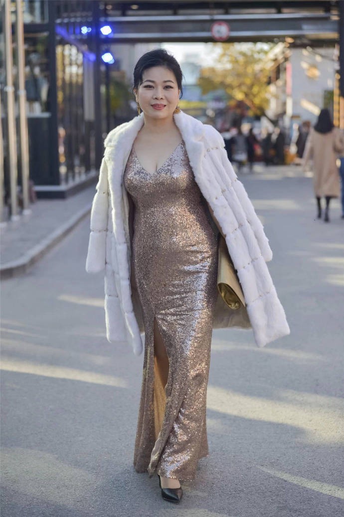 街拍一种雍容贵妇气质的小姐姐这身材有几个能消受的起