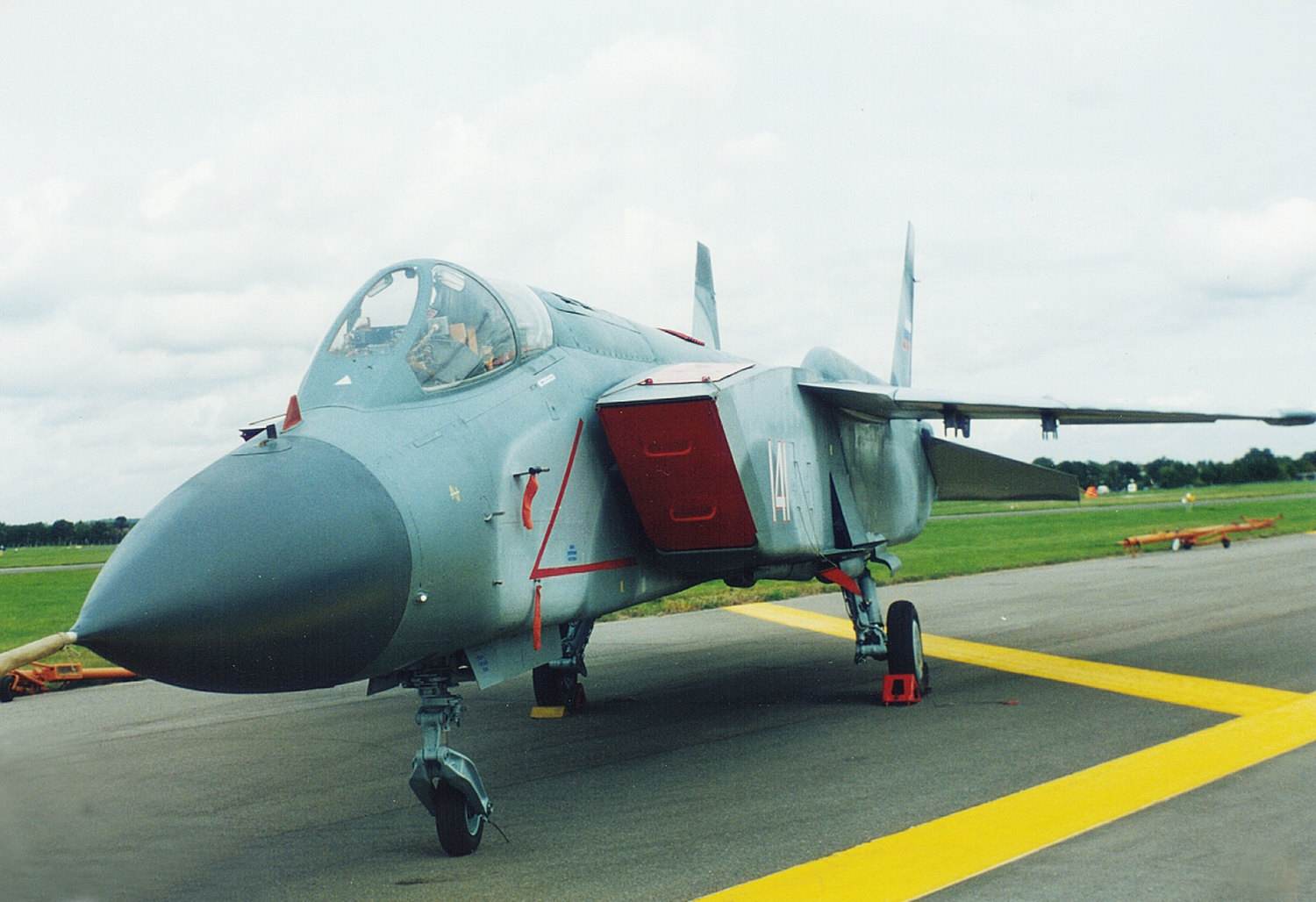 而f-35战机则是一款由美国洛克希德·马丁公司设计的战机,同雅克141一