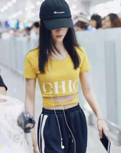 明星的细腰杨幂蚂蚁腰蔡徐坤提裤11次都输给他的腹肌小蛮腰