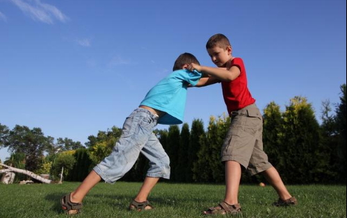 儿子连续闯祸, 爸爸搭进去一千元"道歉费", 只因孩子顽皮吗?