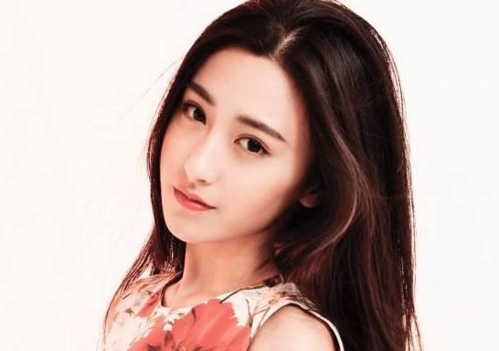 苗苗,这个姑娘来头不小,是冯小刚钦定的《芳华》女主角,毕业于北京