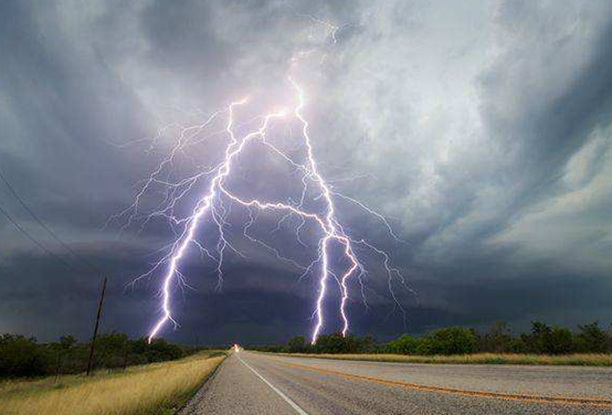 图2为某超级风暴中形成的雷电效果,感觉某位道友已经开始渡劫了(一重