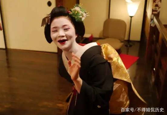 日本的女子有一种奇怪的妆容:脸上刷满白粉,再把牙齿涂黑,咋一看真有