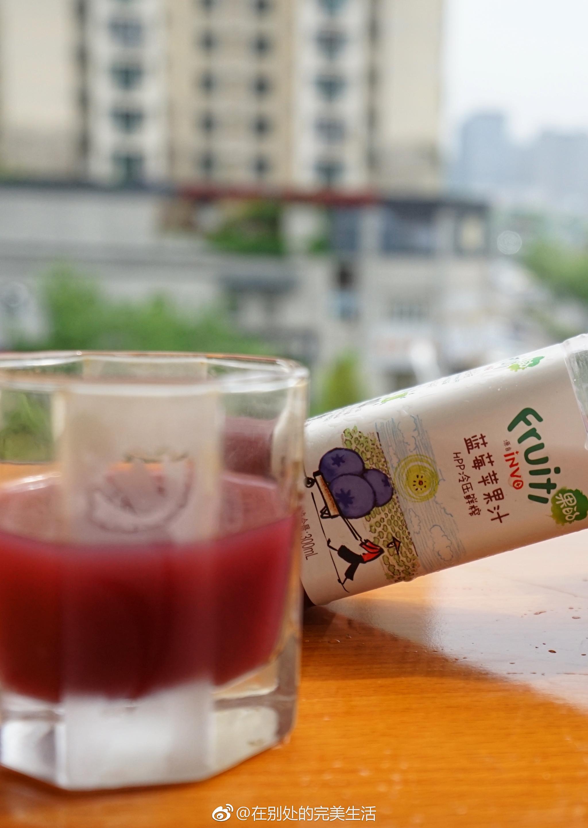 这是一款高端果汁界的原味领"鲜"者,100%冷压鲜榨果汁,原汁原味